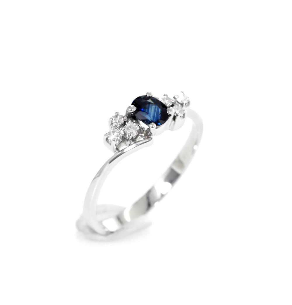 Ladies ring white gold 18ct with sapphire and diamonds