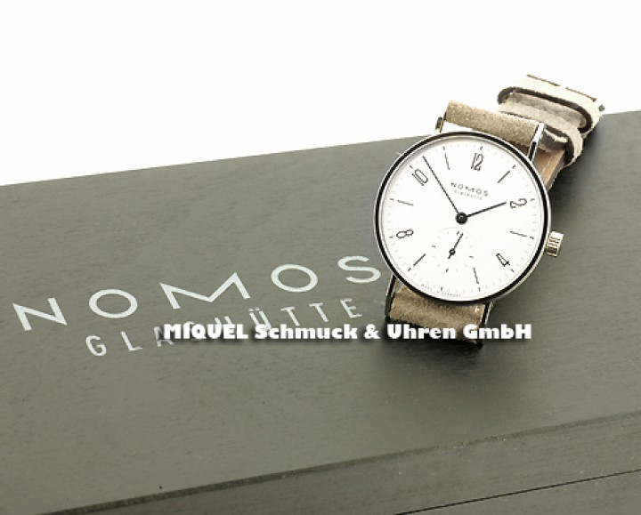 Nomos Tangente 33  winding by hand 