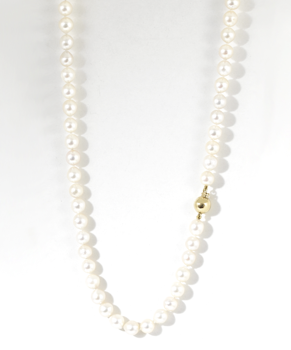 Akoya Cultured Pearl Necklace with 14 ct yellow gold ball lock