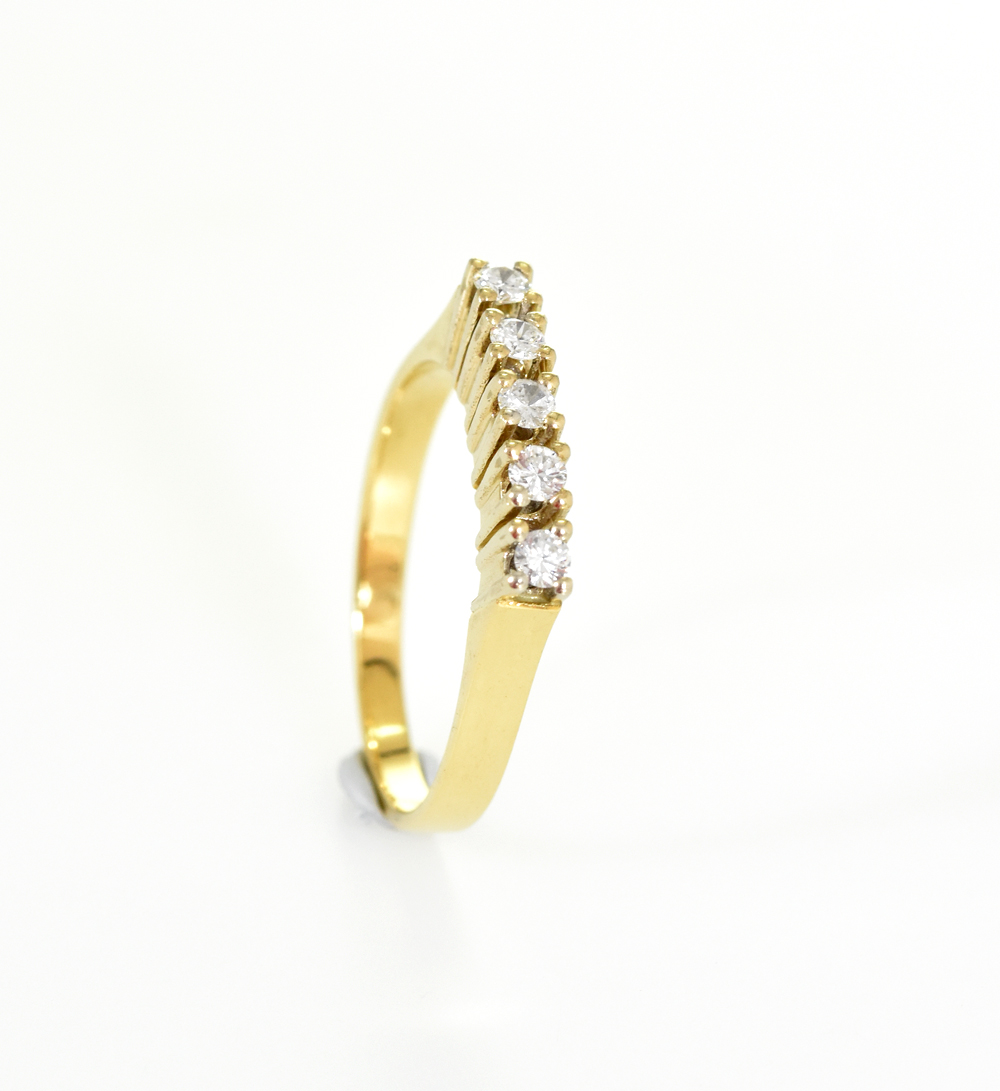 18 ct yellow gold ring with 5 diamonds
