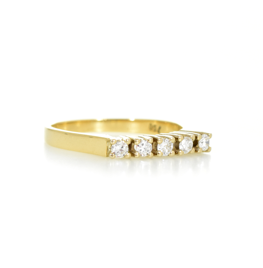 18 ct yellow gold ring with 5 diamonds