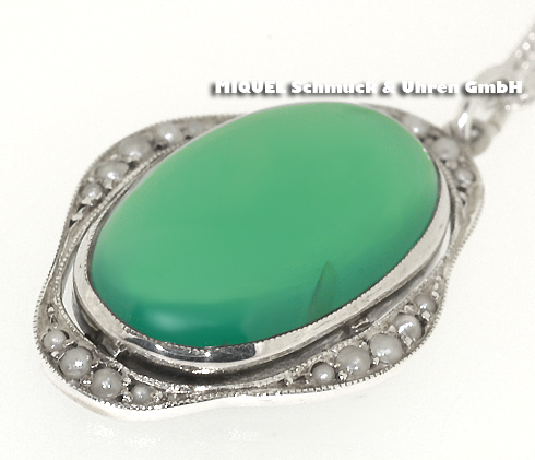 Chrysoprase pendant on a necklace in silver