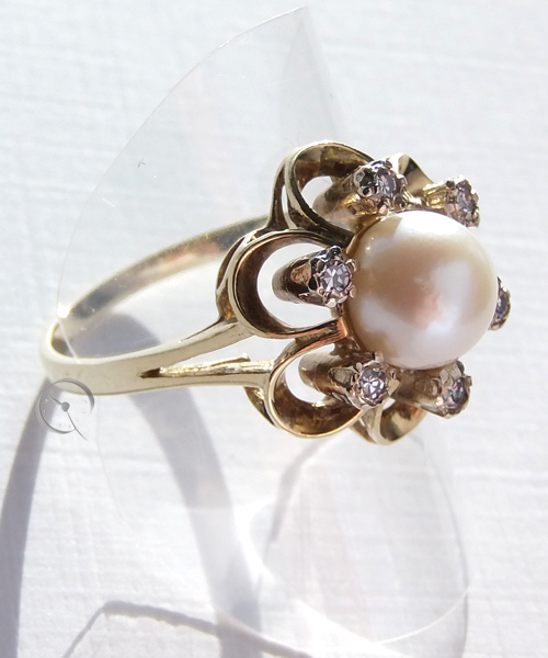14 ct yellow gold ring with 6 diamonds and a akoya pearl
