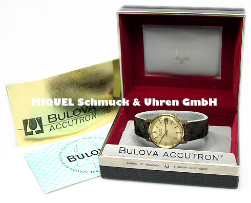 Bulova Accutron  tuning fork watch in 585er yellow gold